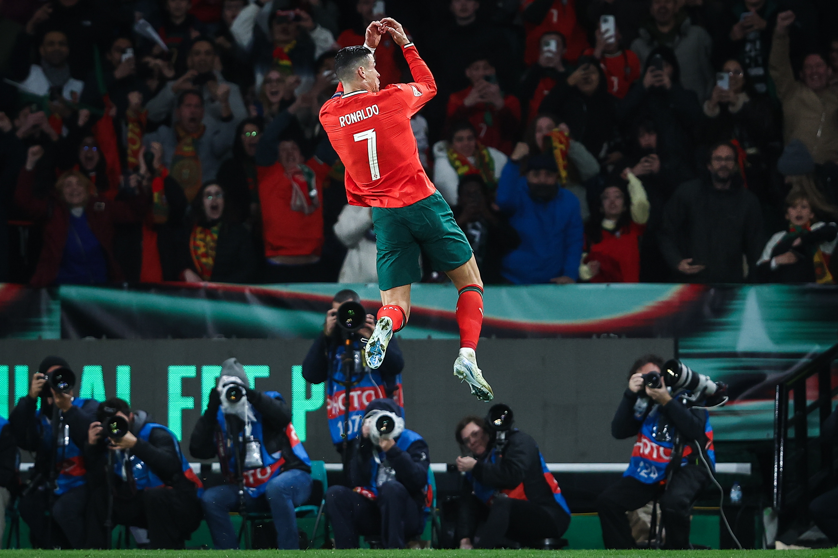 开云体育-足球明星因伤退出欧洲杯,球队备战计划受影响