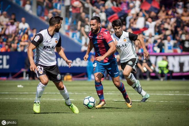 精彩对决!两队实力相当,胜负悬念 精彩对决!两队实力相当,胜负悬念