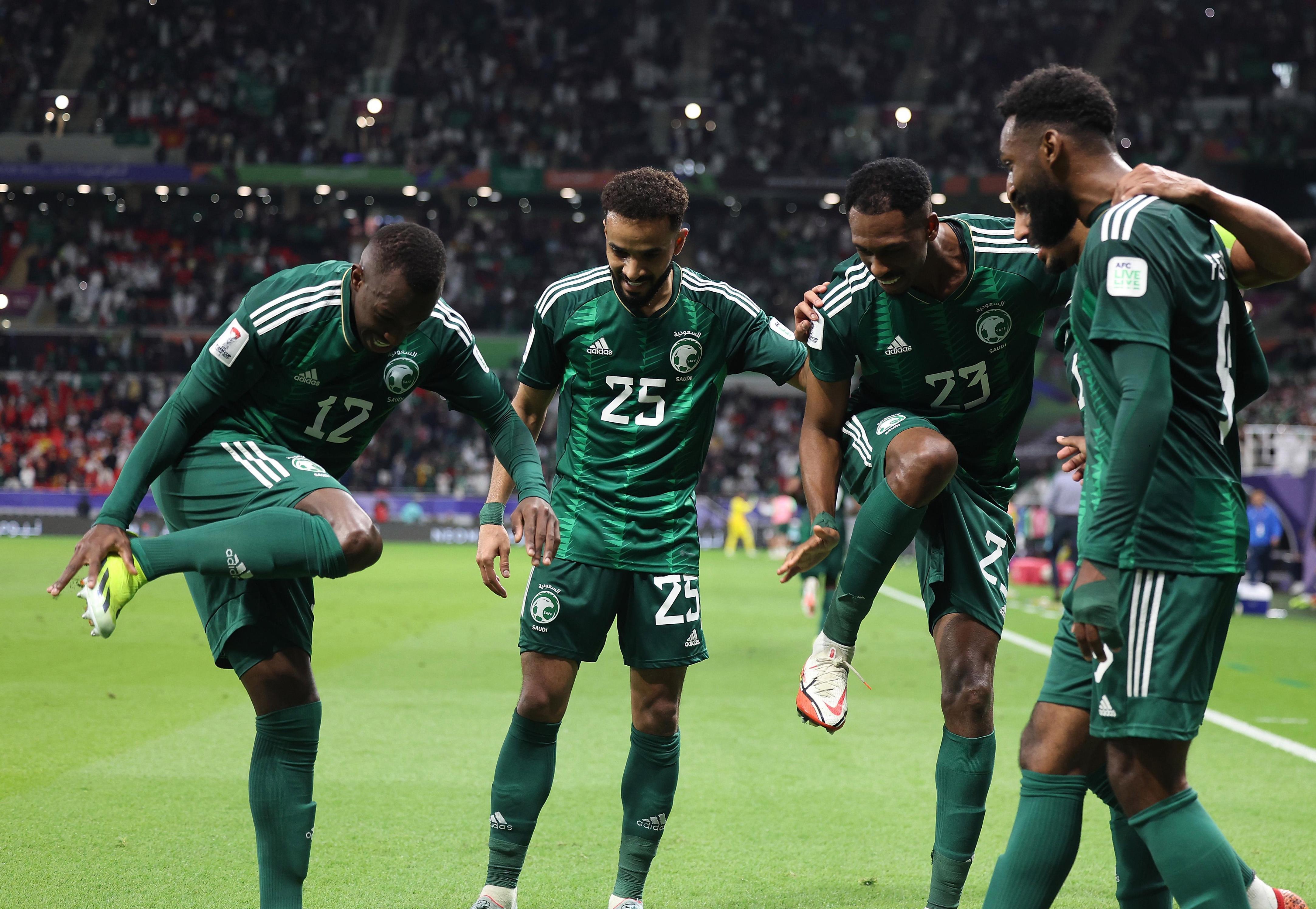 包含欧预赛：墨西哥队成功晋级，实力强盛的词条