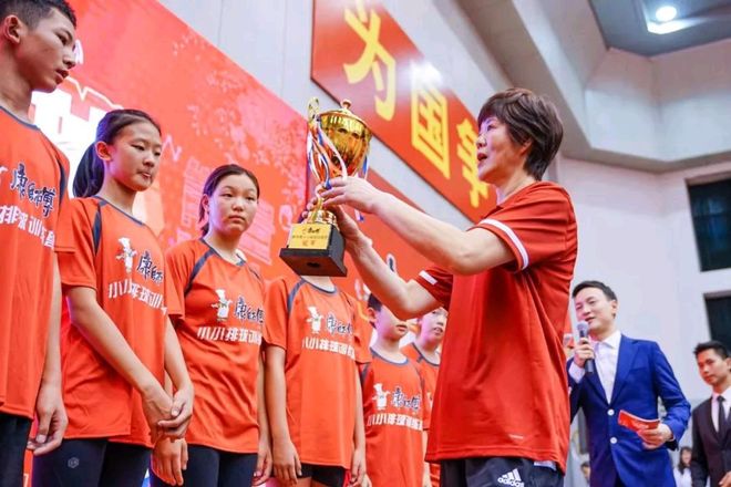 开云体育登录-经典对决再度上演，球员斗智斗勇