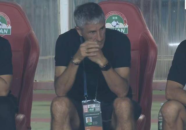 开云下载-橄榄球选手爆冷获胜,专家预测失准