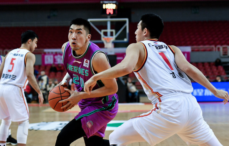 广州队翻盘四川队,王哲林状态火热 广州队翻盘四川队,王哲林状态火热