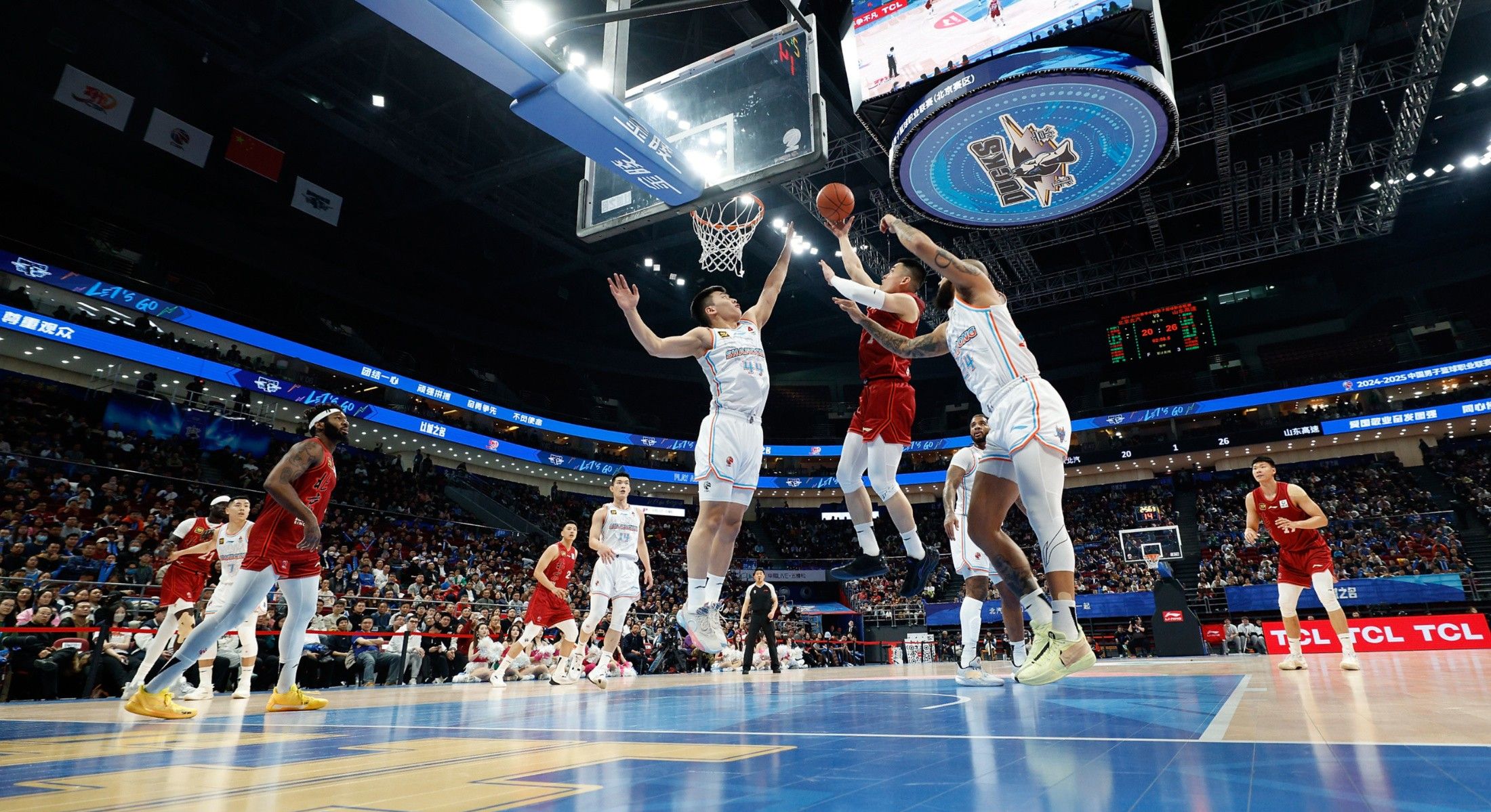 鹈鹕横扫马刺,范弗利特点燃赛场 鹈鹕横扫马刺,范弗利特点燃赛场