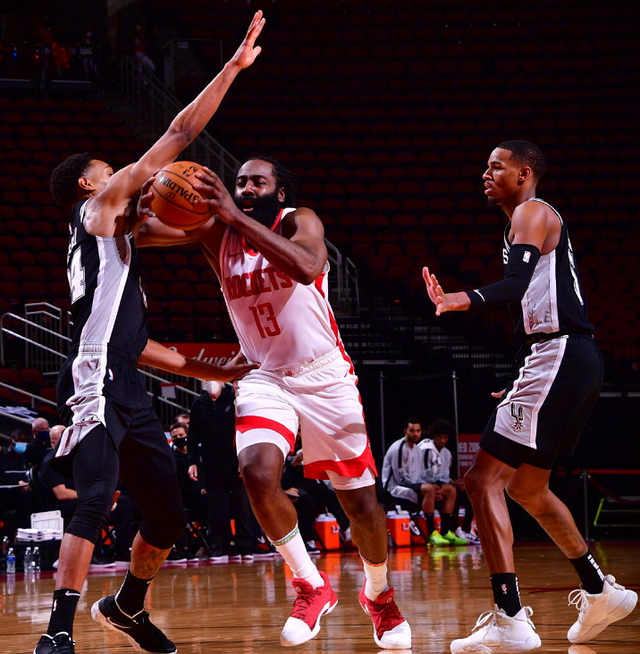 开云官网-马刺险胜福建队,克莱带队取胜