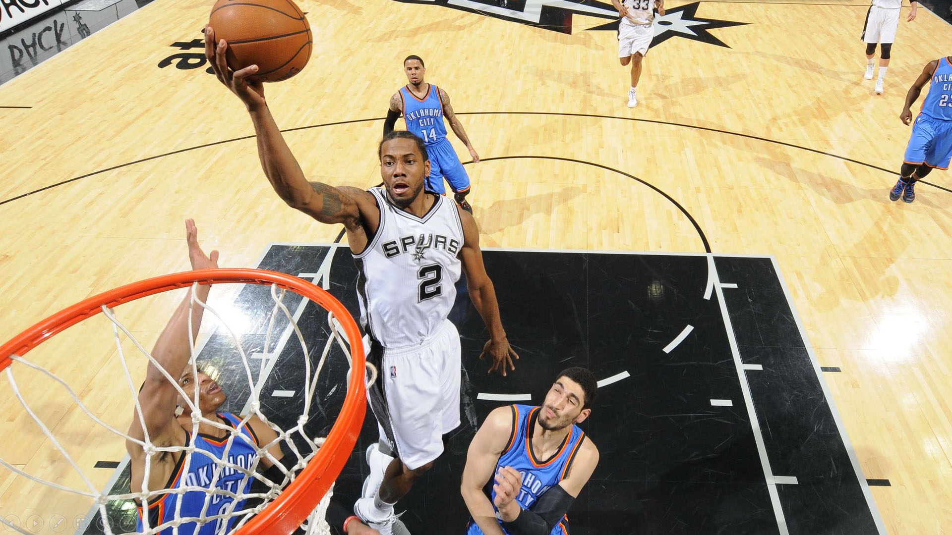 莱昂纳德拿下关键一球，一人独挡一队