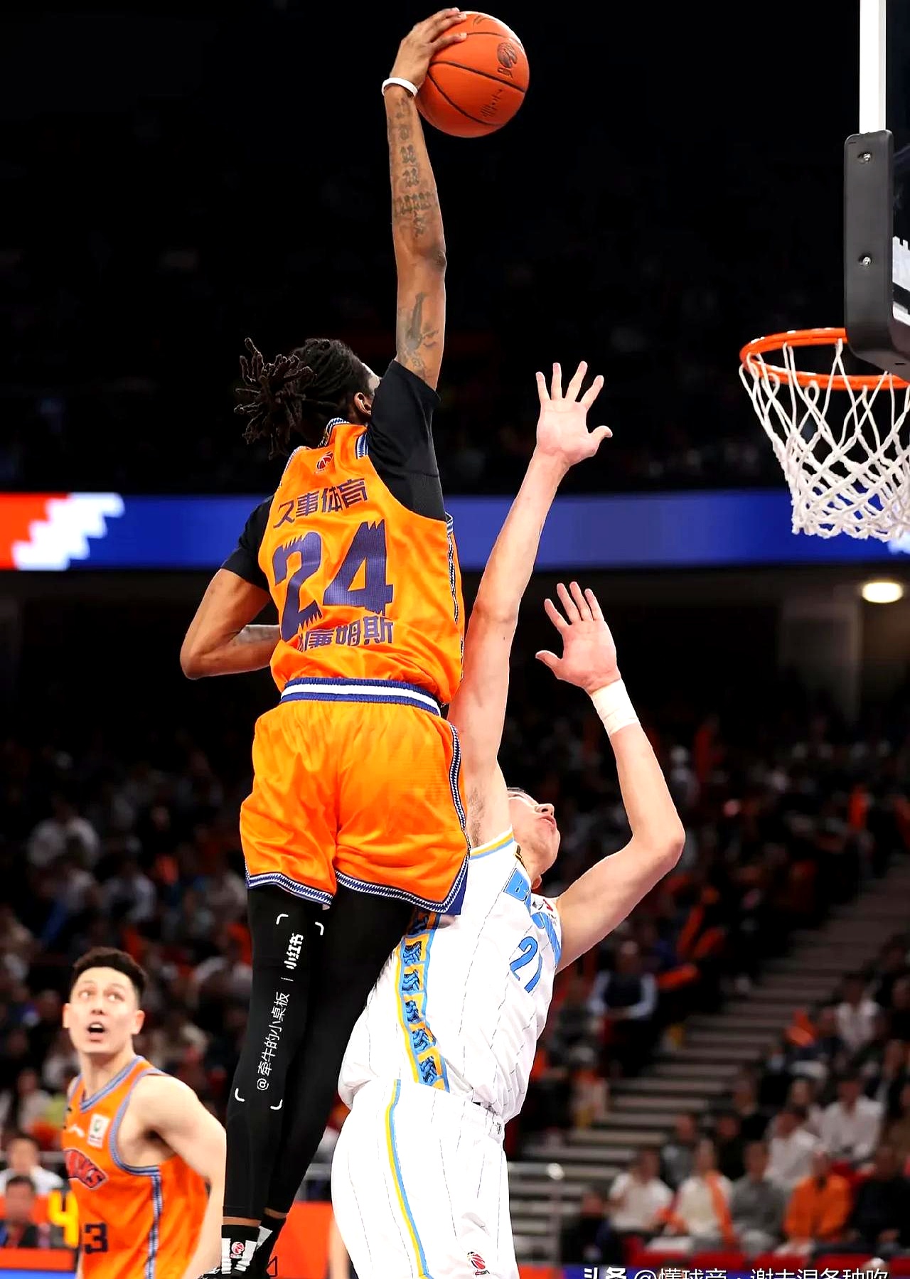 开云sport-马刺绝杀爵士,王哲林点燃赛场