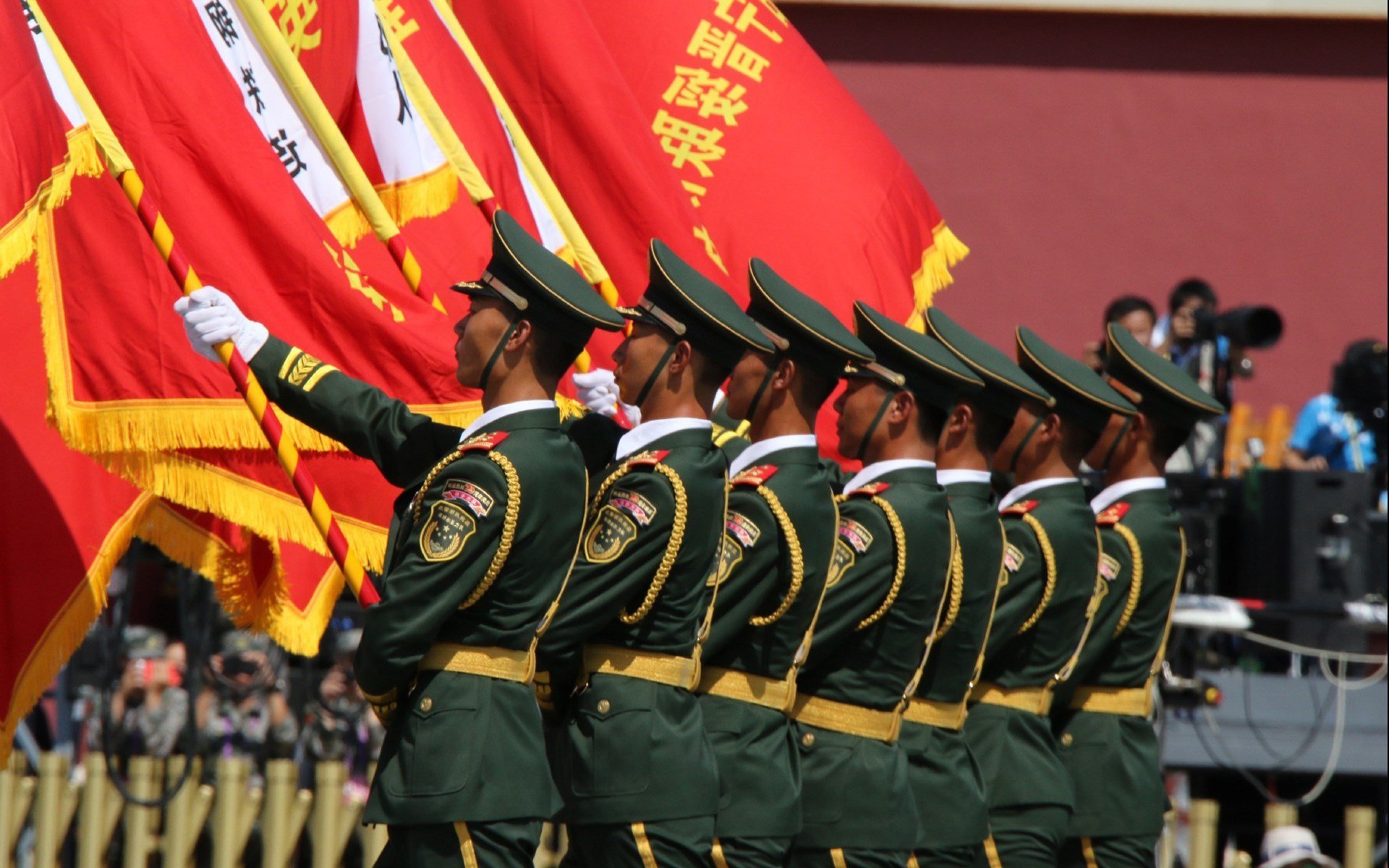 一场暴力美学的经济学相声，当多特蒙德遭遇巴拉圭，法比尼奥如何用脚做账