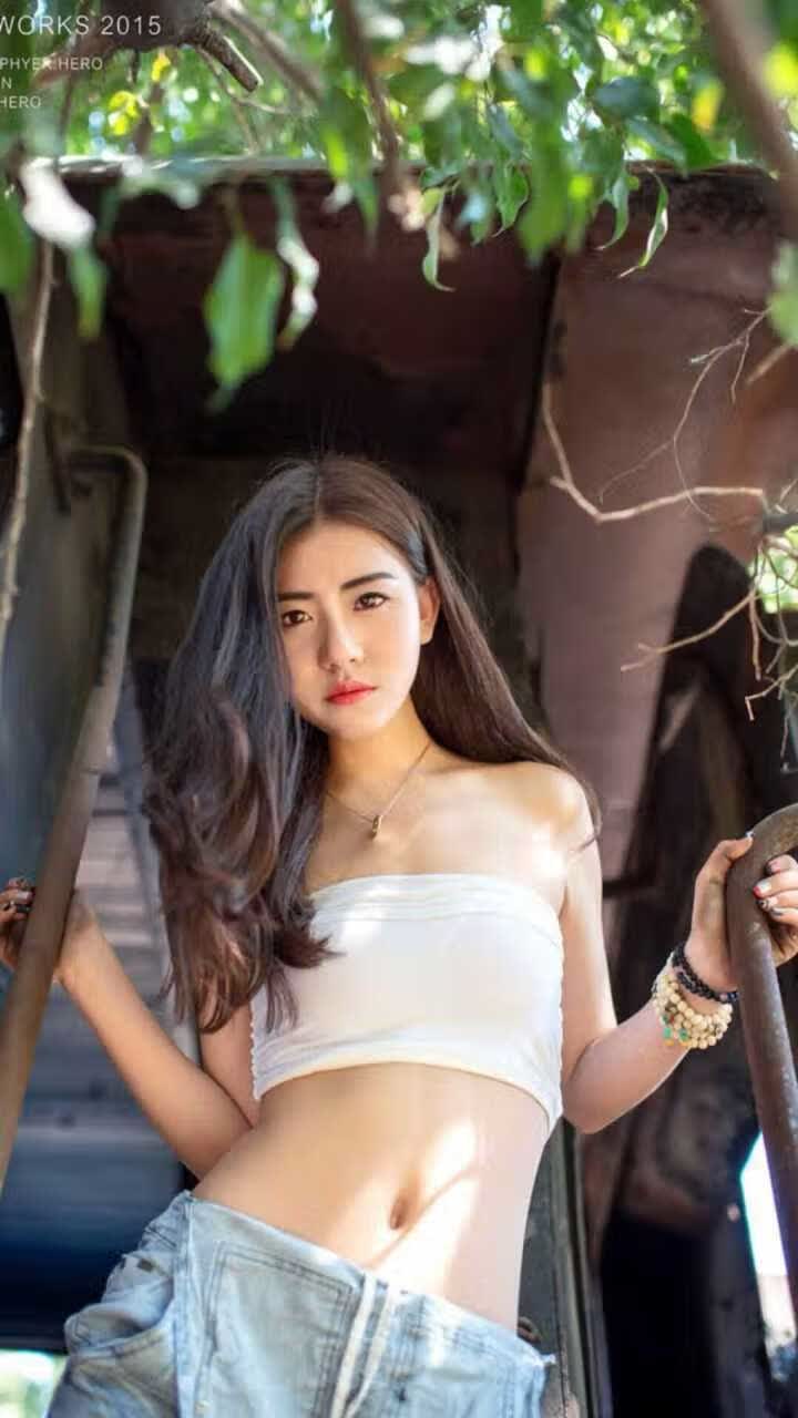 要将它们巧妙而唯一地融合起来,最好的方式不是写一篇真实的新闻报道,而是构建一个虚构的、充满戏剧张力的平行时空故事。在这里,本泽马成为了解开非洲雄鹰爆冷沙漠之狐的关键钥匙